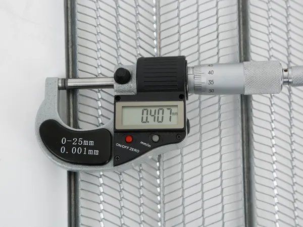 Micrometer measuring the plate thickness of non-removal formwork mesh