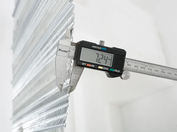 Caliper measurement of rib height on non-removal formwork mesh